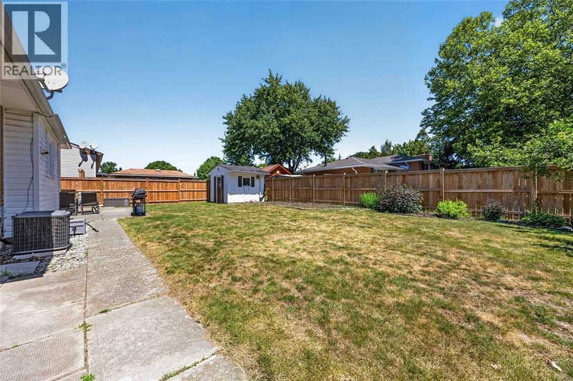 492 Parkdale Crescent — photo 32 of 40