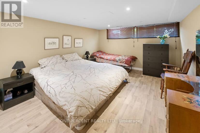 583 Stephens Crescent — photo 28 of 40