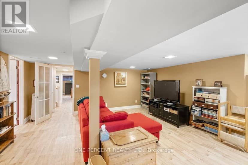 583 Stephens Crescent — photo 32 of 40