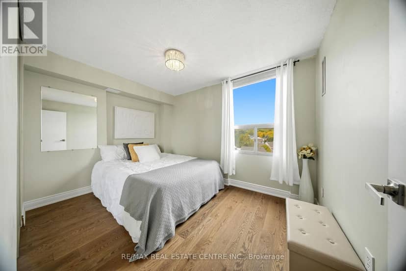 602 - 2055 Upper Middle Road — photo 19 of 40