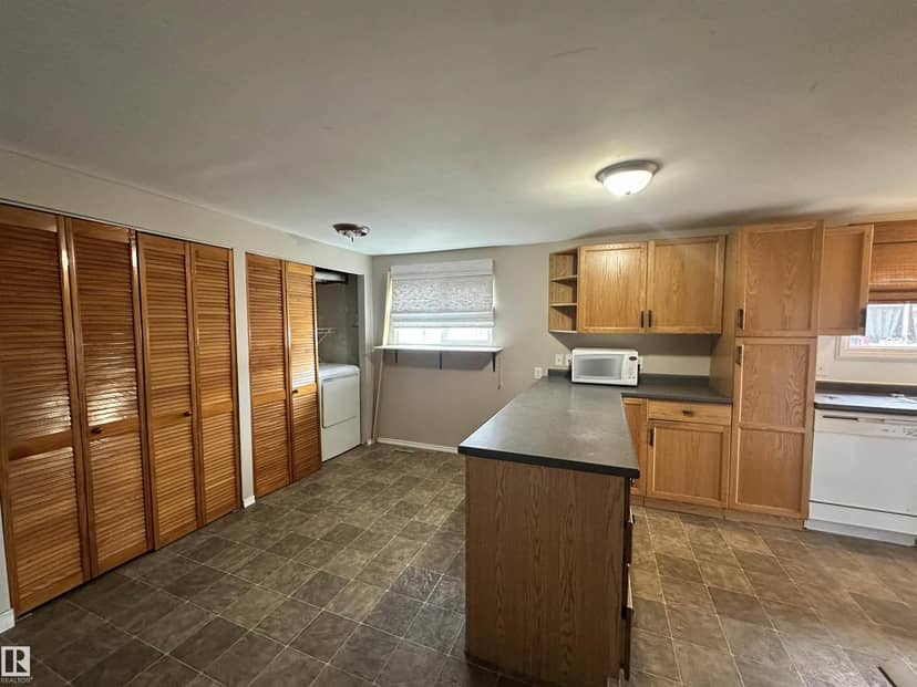 #9 5220 44Av — photo 13 of 31