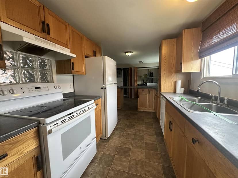 #9 5220 44Av — photo 11 of 31