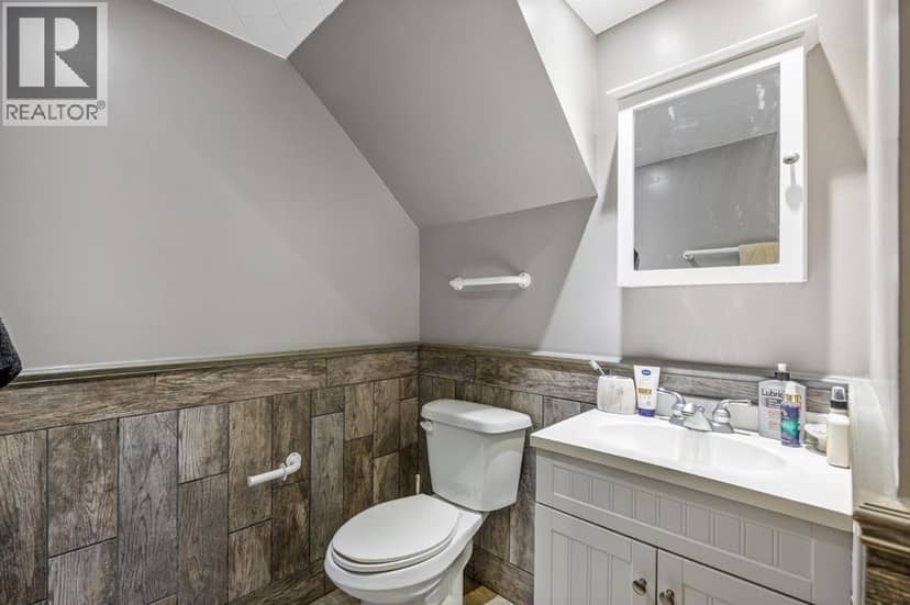 624 30 Avenue NE — photo 15 of 25