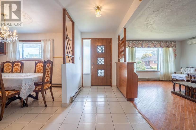 285 Spadina AVE — photo 14 of 36