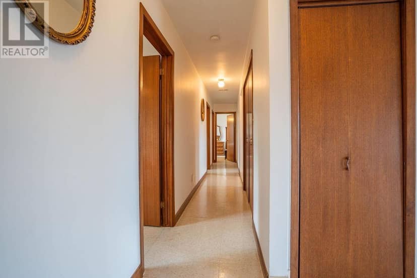 285 Spadina AVE — photo 18 of 36