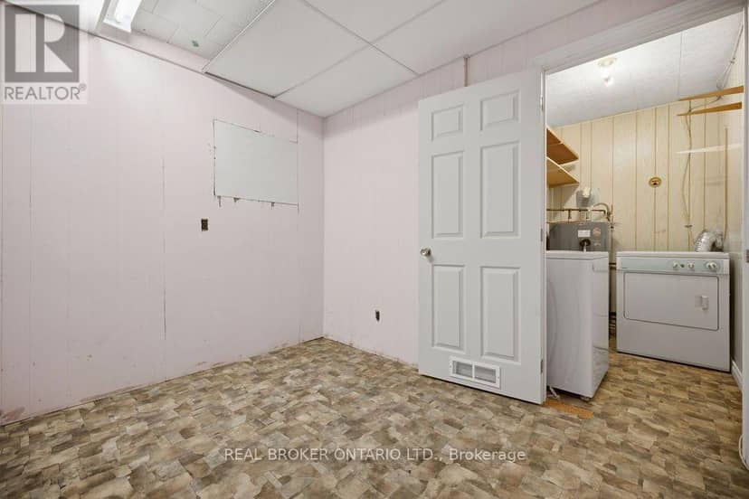 800 Pinegrove Crescent — photo 23 of 40