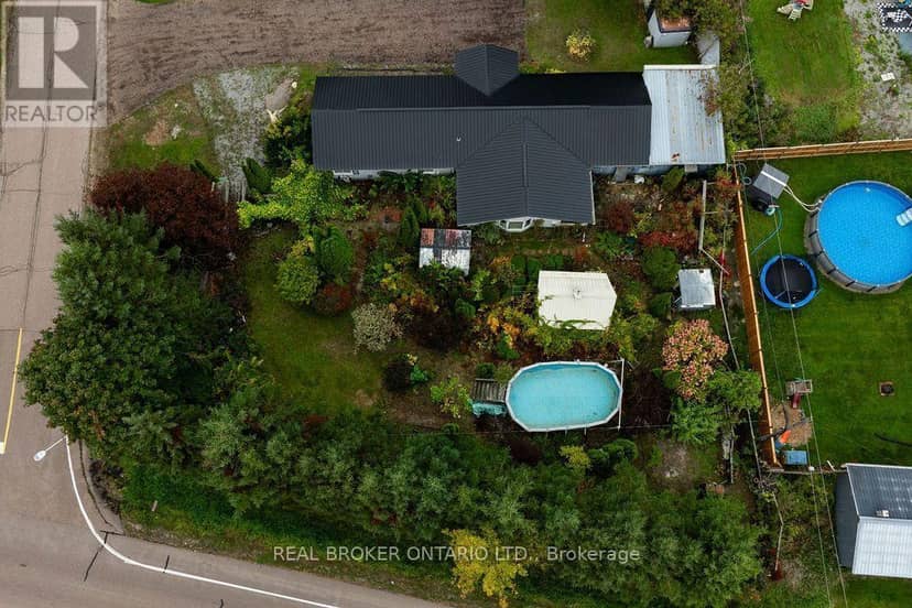 800 Pinegrove Crescent — photo 37 of 40