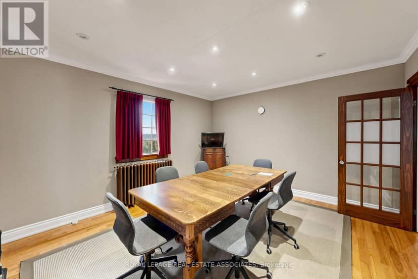 298 Lakeshore Road E — photo 10 of 40