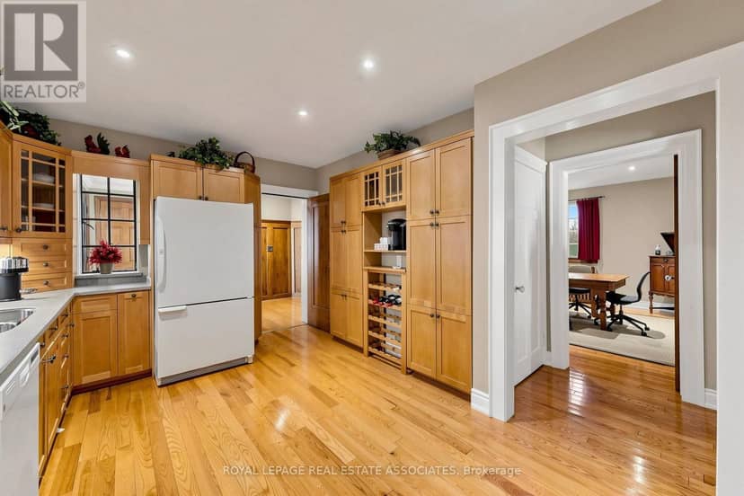 298 Lakeshore Road E — photo 15 of 40
