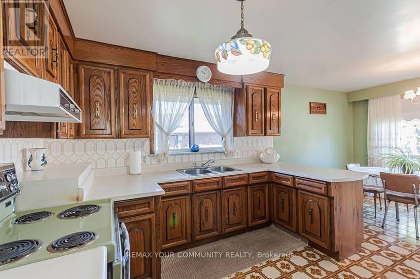 15 Valencia Crescent — photo 11 of 38