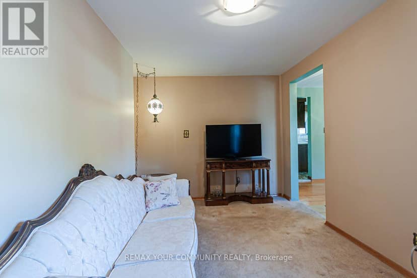15 Valencia Crescent — photo 13 of 38