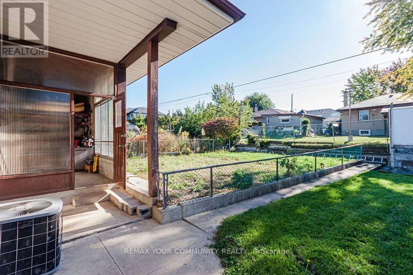 15 Valencia Crescent — photo 30 of 38