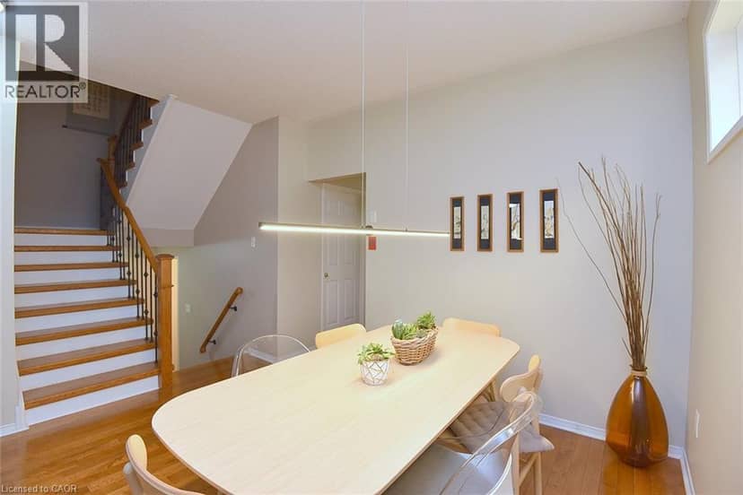 22 MOORE Crescent — photo 10 of 40