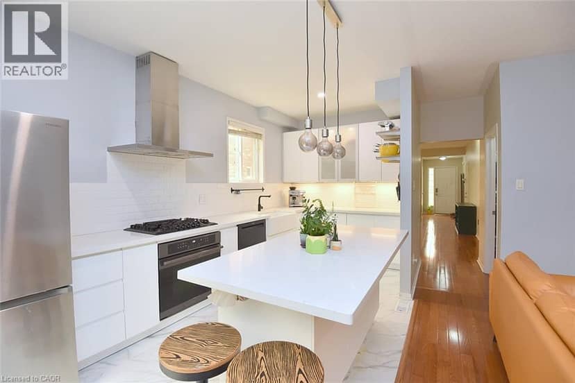 22 MOORE Crescent — photo 17 of 40