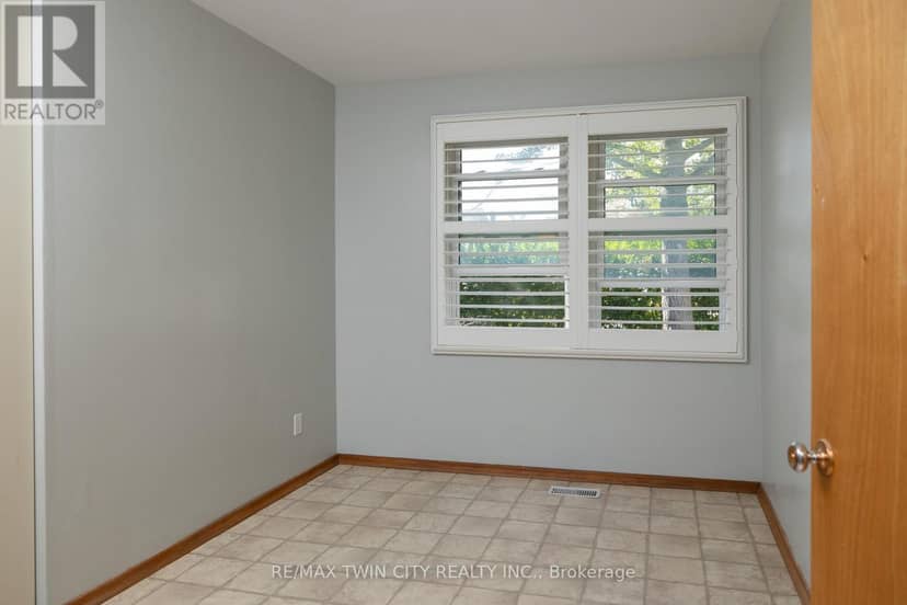 156 Mutual Street N — photo 18 of 24