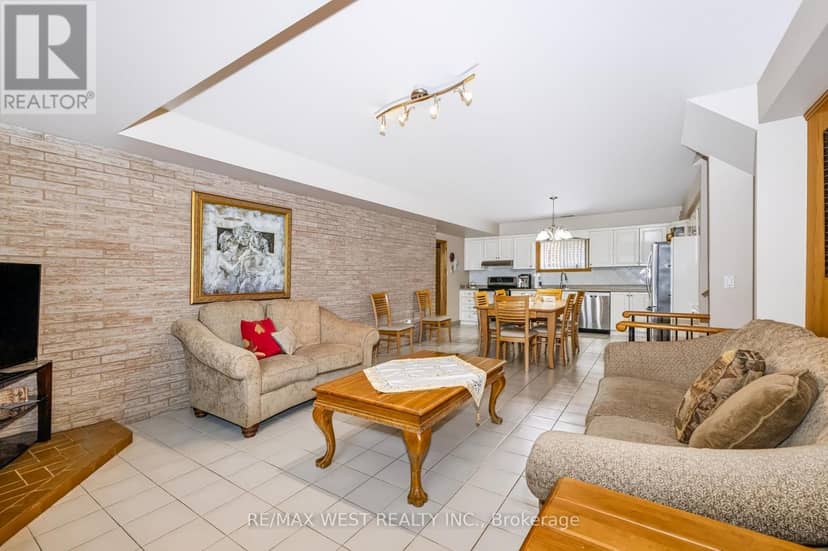 254 Maple Leaf Drive, Toronto, photo 4