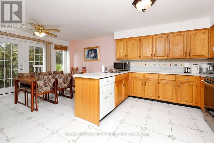 5680 Oldcastle Crescent — photo 9 of 40
