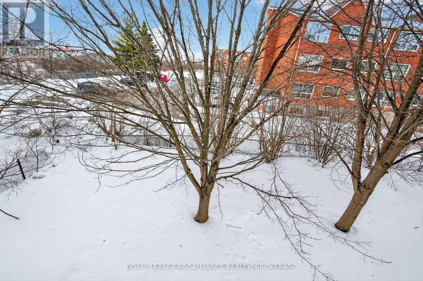 313 - 310 Kingsdale Avenue — photo 12 of 32