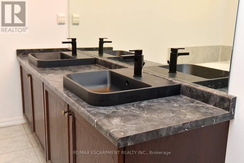 22 Moore Crescent — photo 31 of 40