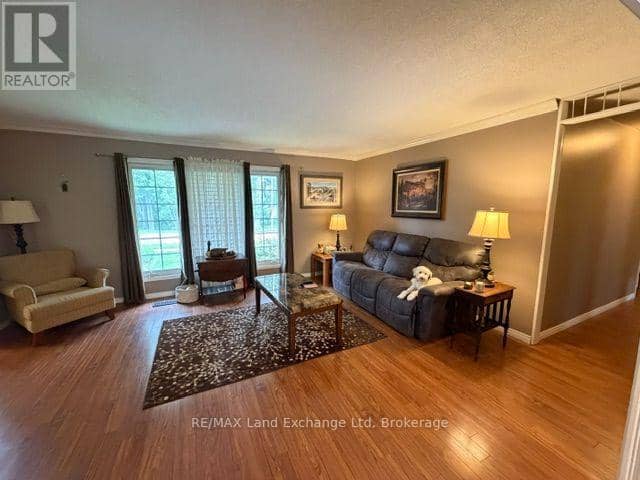 115 Victoria Street W, North Huron, photo 3