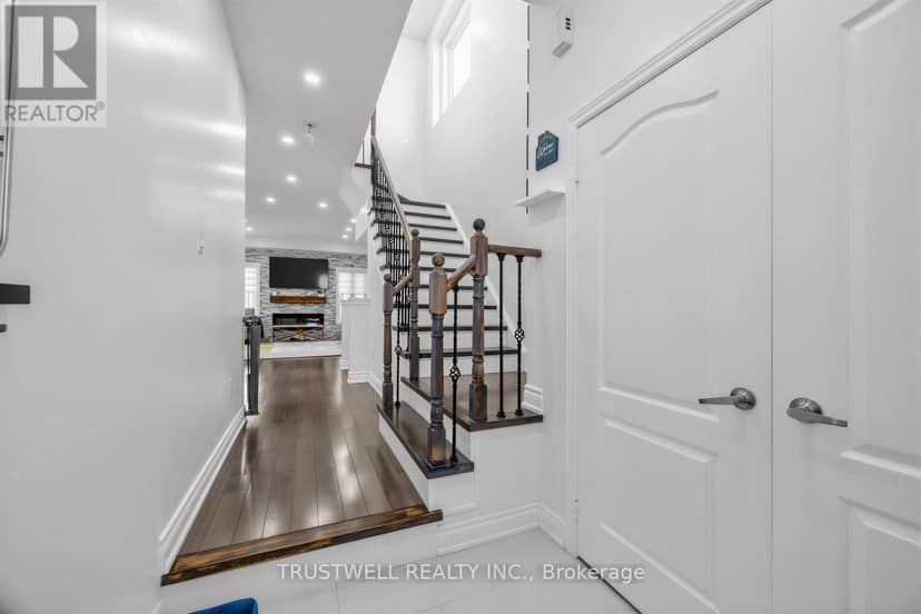 3 Waldron Court, Ajax, photo 3