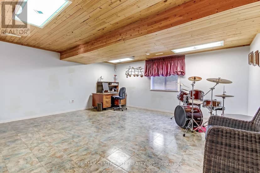 22 Harrington Crescent — photo 18 of 30