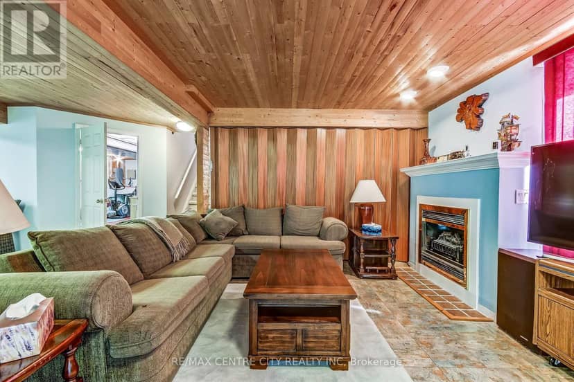 22 Harrington Crescent — photo 20 of 30