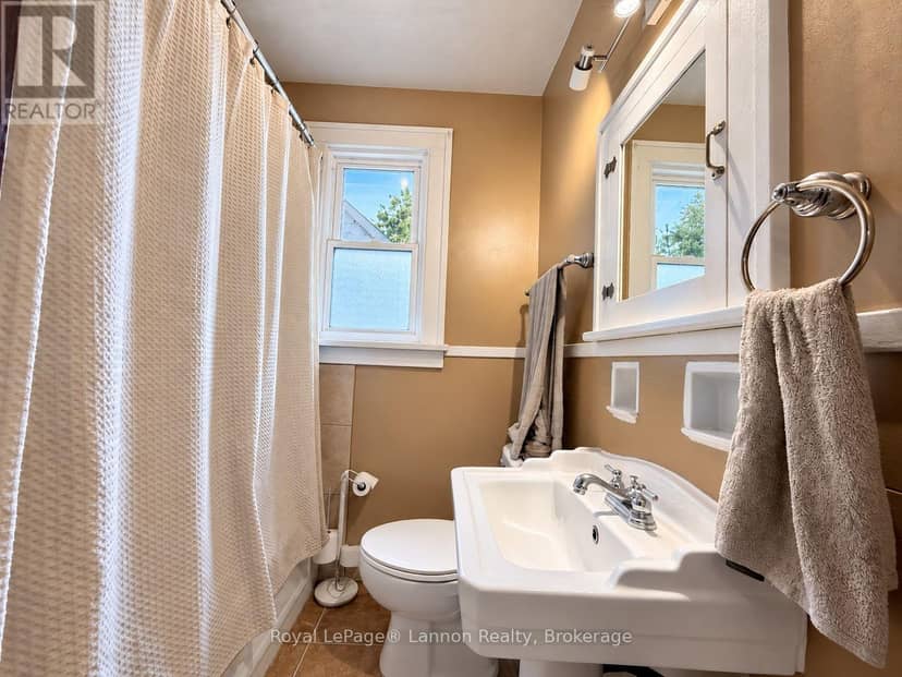 362 McKellar Street N — photo 20 of 37