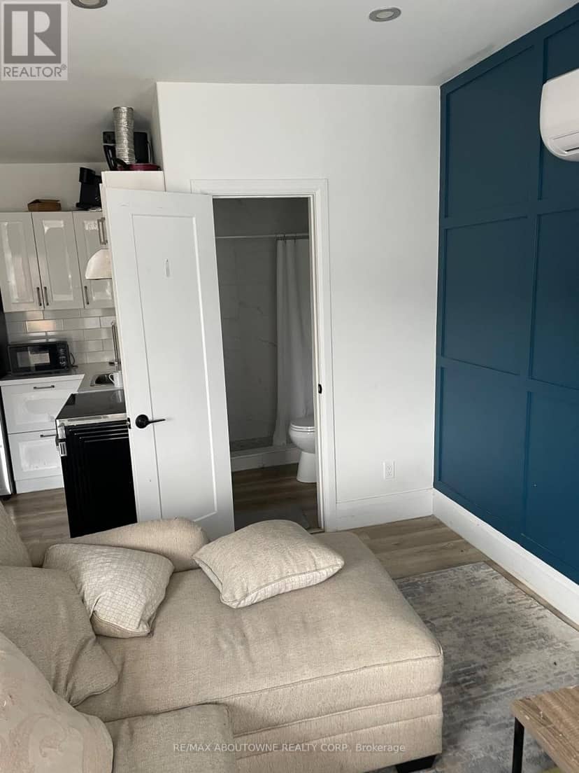 66 Wellington Street S — photo 10 of 40