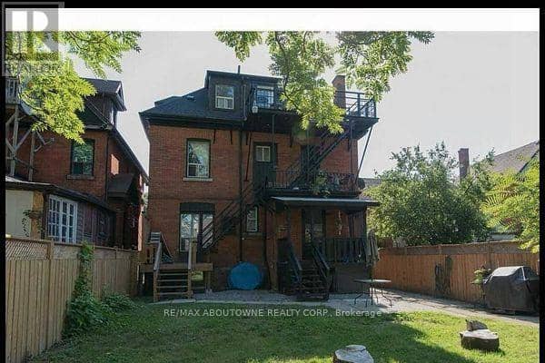 66 Wellington Street S — photo 2 of 40
