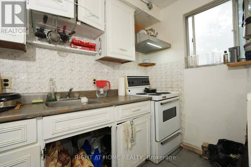 59 Saunby Street N — photo 14 of 40