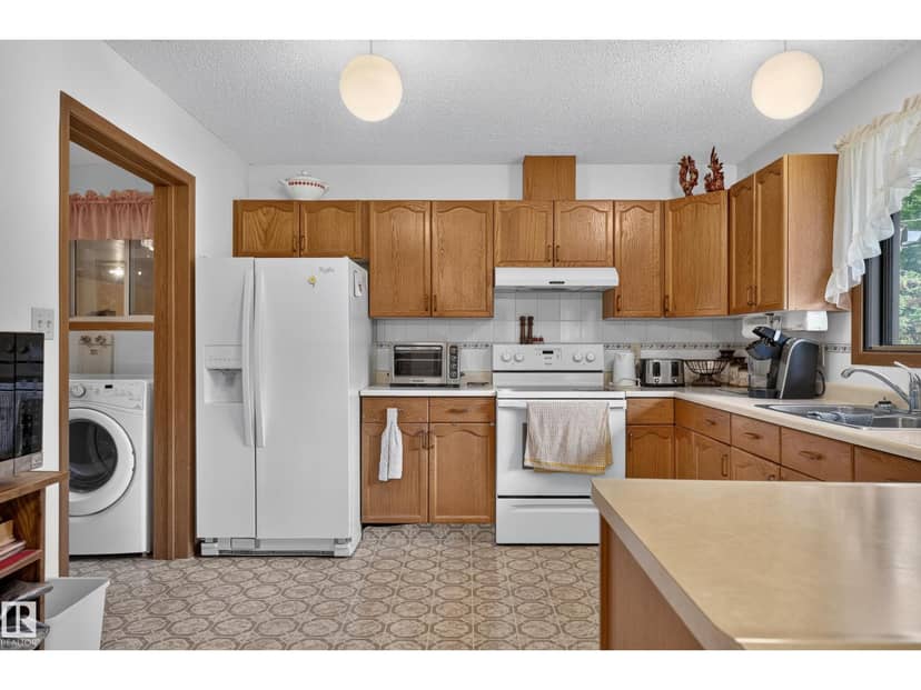 5003 46 ST — photo 31 of 40