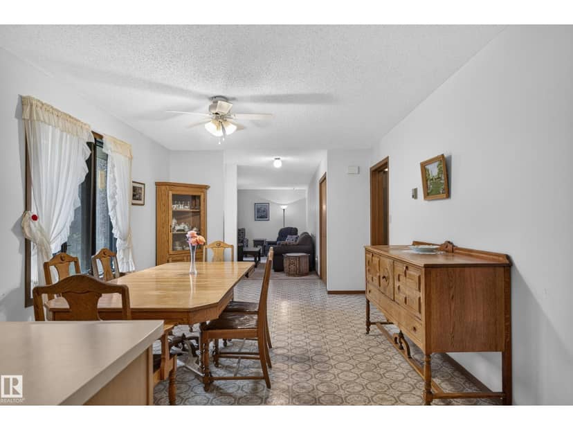 5003 46 ST — photo 34 of 40