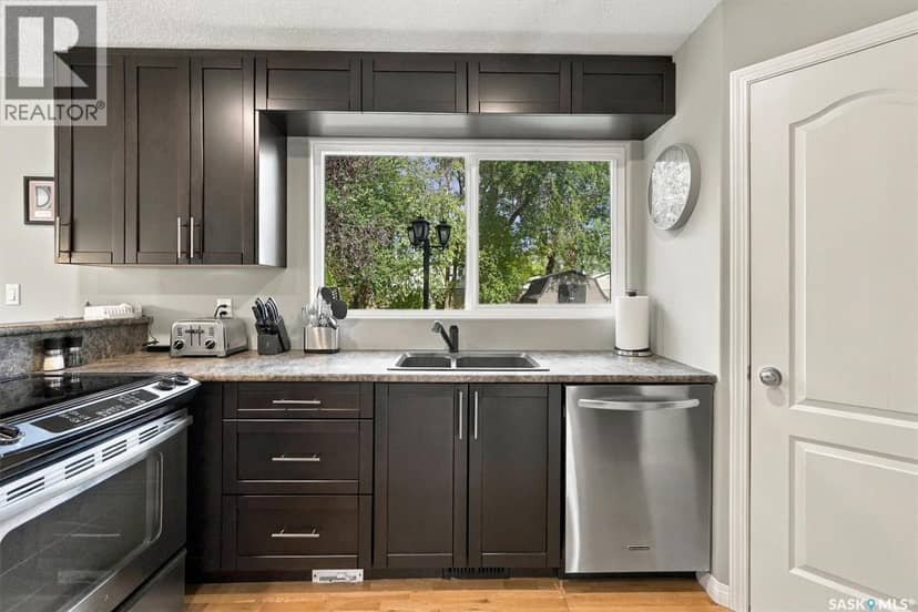 42 Kootenay DRIVE — photo 11 of 40