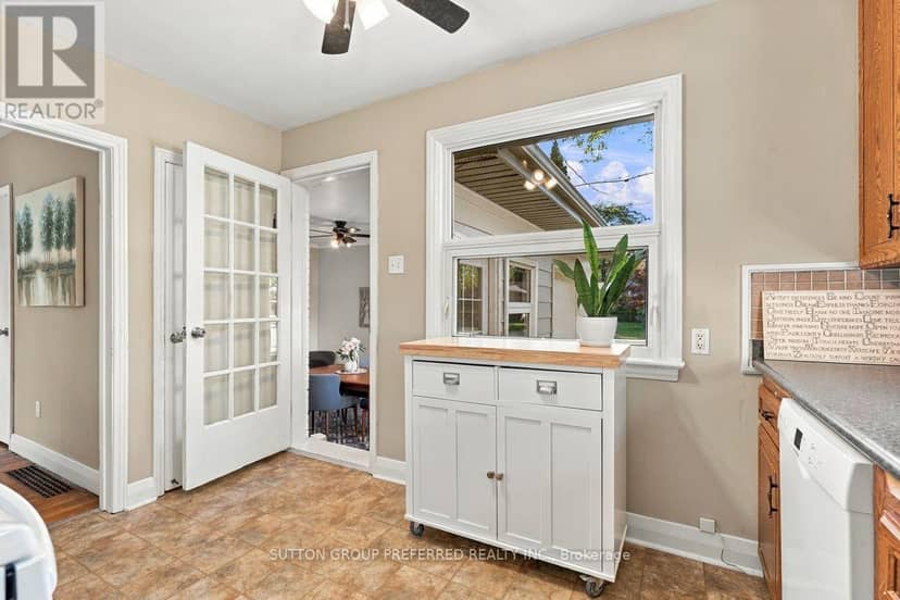 465 Glen Crescent — photo 15 of 40