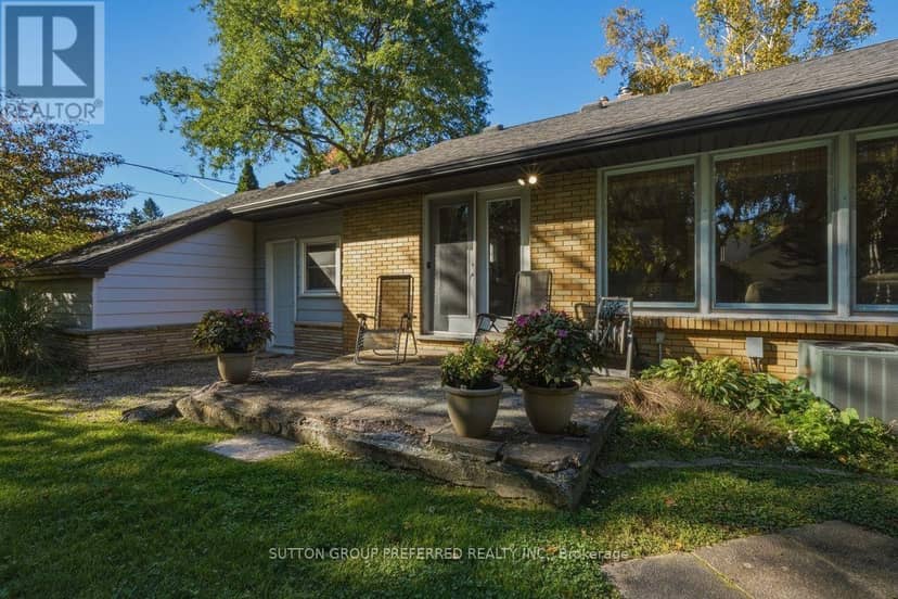 465 Glen Crescent — photo 38 of 40
