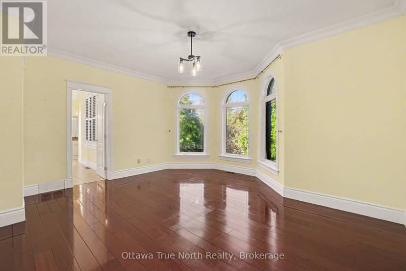 5884 Earlscourt Crescent — photo 33 of 40