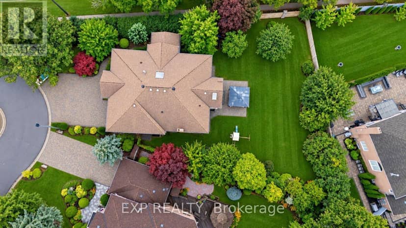 2 Shallmar Gardens, Richmond Hill, photo 3