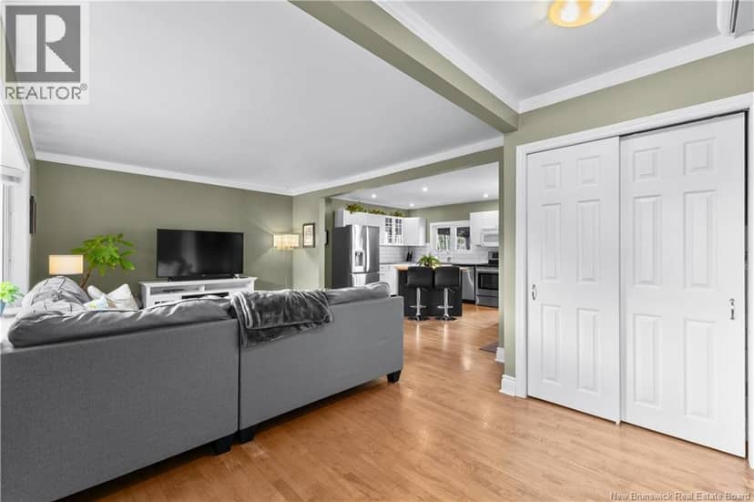 35 Lindsay Street — photo 9 of 38