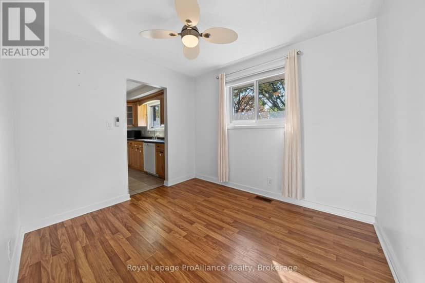 26 Lexington Crescent — photo 6 of 37
