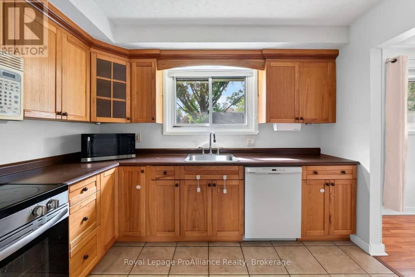 26 Lexington Crescent — photo 9 of 37