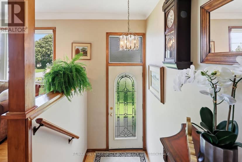 1449 Avondale Crescent — photo 4 of 40