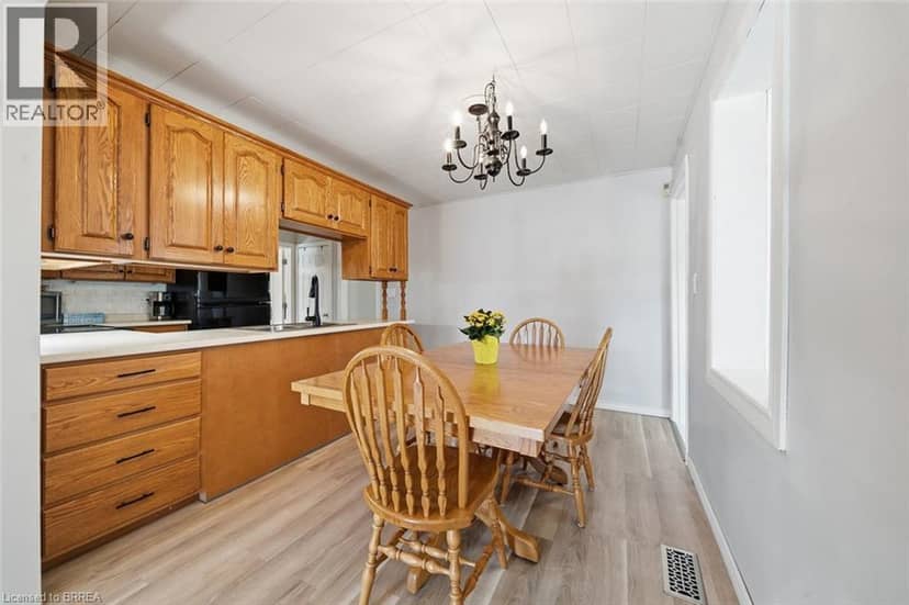 144 ST GEORGE Street — photo 12 of 40