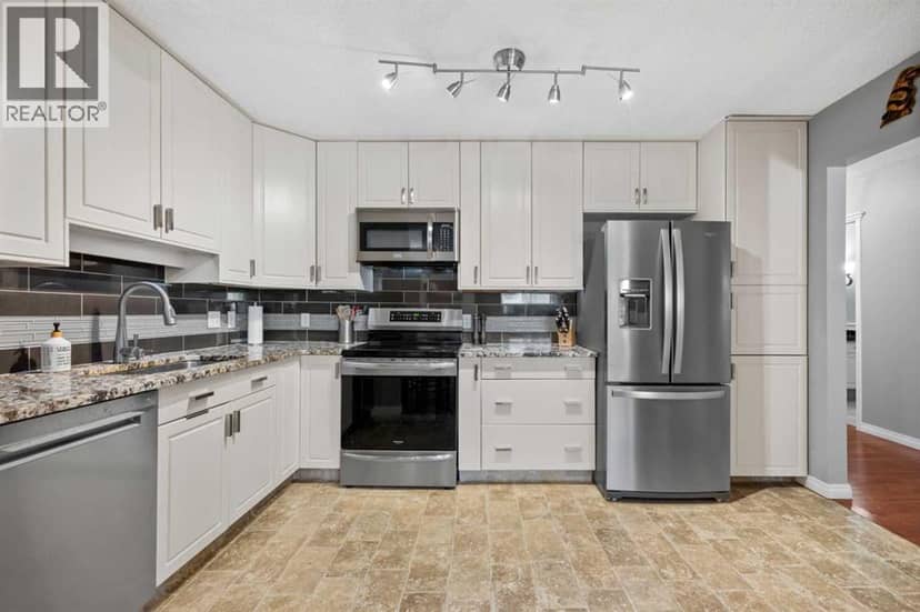 38 Richelieu Court SW — photo 9 of 40