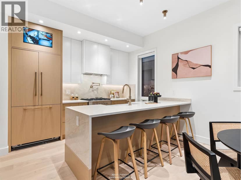 2 2541 E 2ND AVENUE, Vancouver