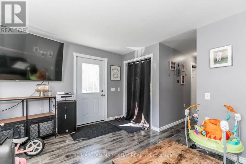 226 Queen Street, Midland, photo 2