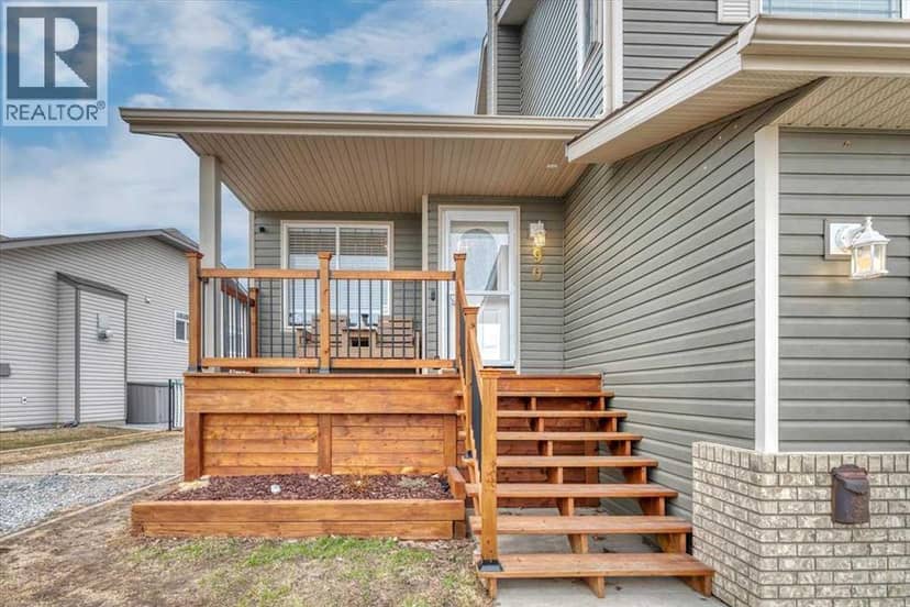 90 Parklane Drive, Strathmore, photo 2