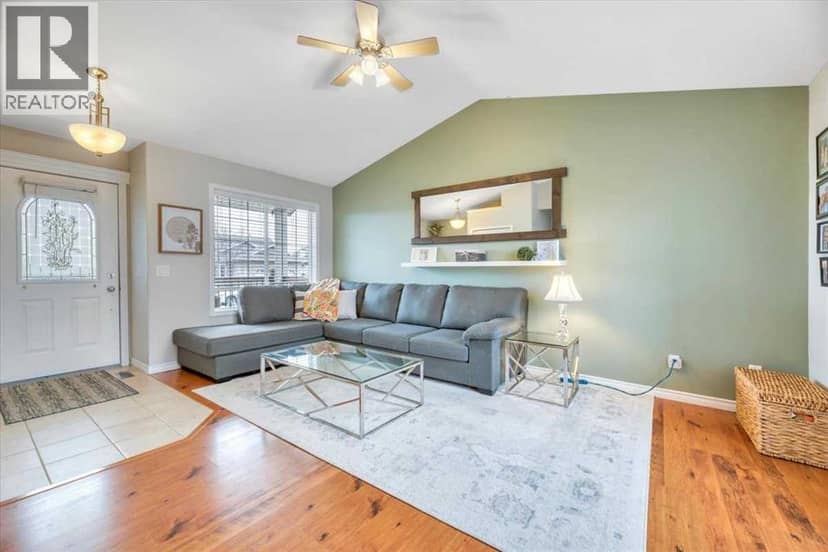 90 Parklane Drive, Strathmore, photo 6