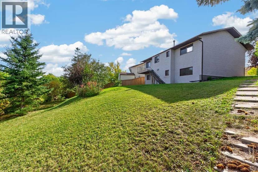 63 Beaconsfield Crescent NW, Calgary, photo 2