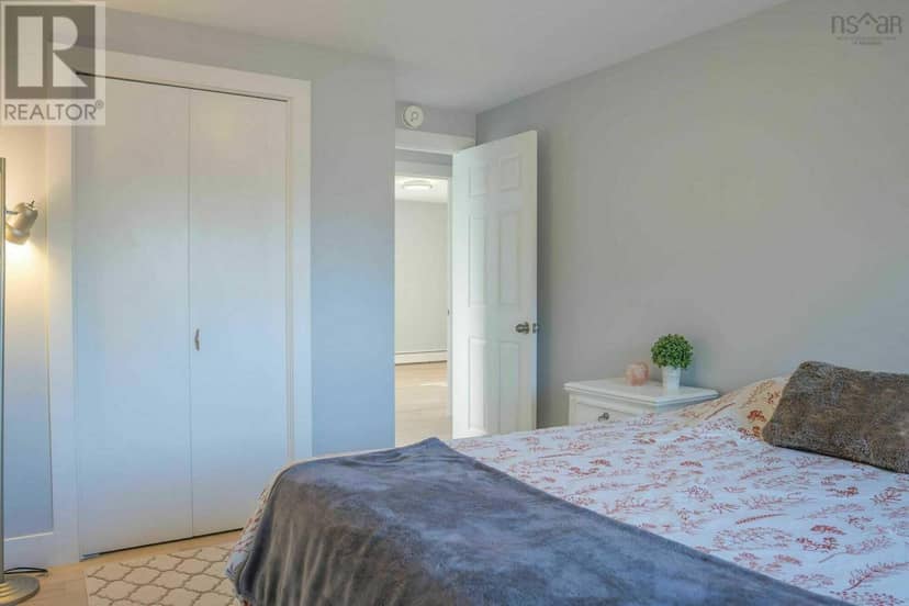 36 Simcoe Place — photo 9 of 10